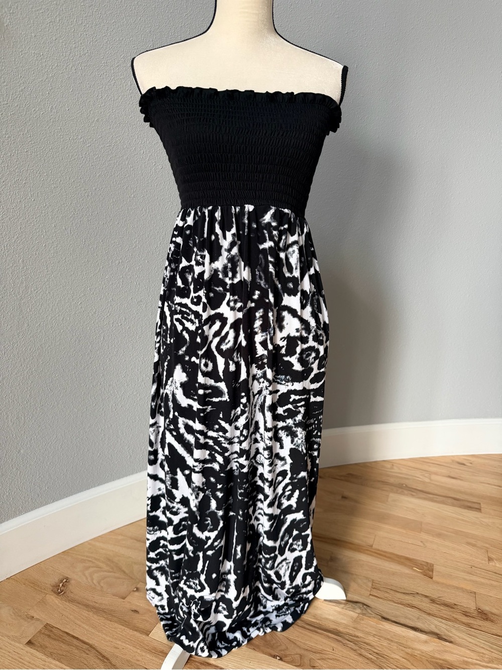 Absolutely Resort Wear Smocked Strapless Maxi Dress Black White Sz Medium